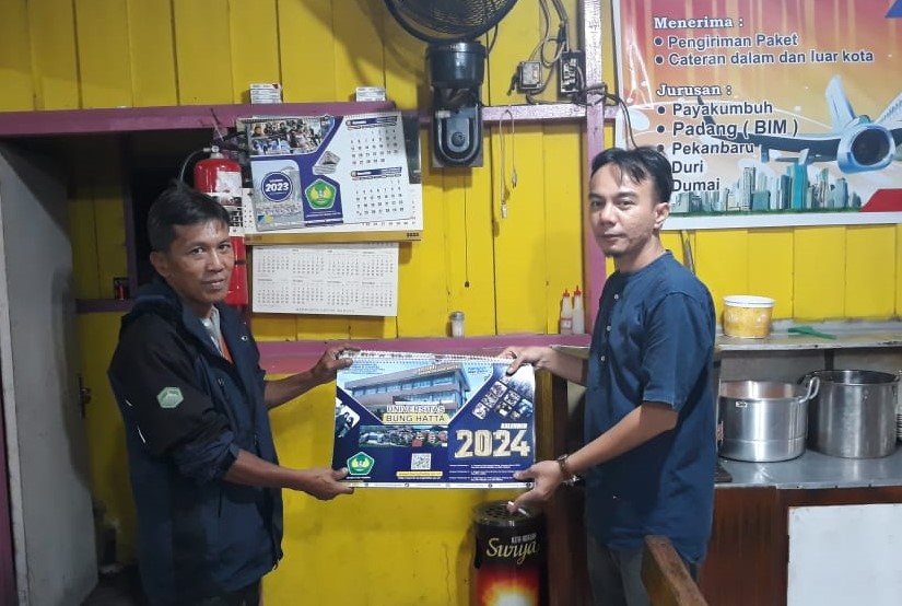 Promosikan Universitas Bung Hatta, Tendik Bagikan Kalender 2024