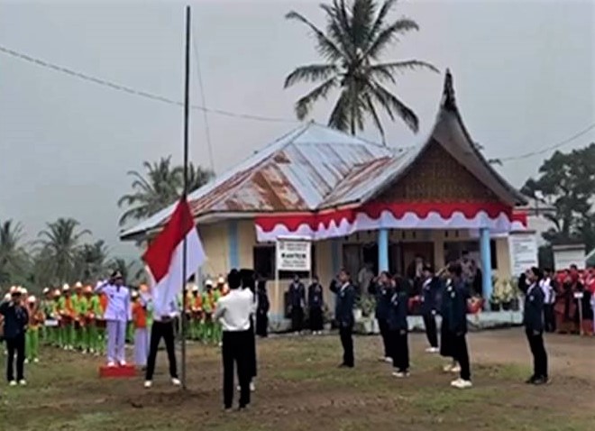 Mahasiswa KKN-PPMT UBH Laksanakan Upacara HUT RI ke 78 di Nagari Sungai Janiah Kab.Solok