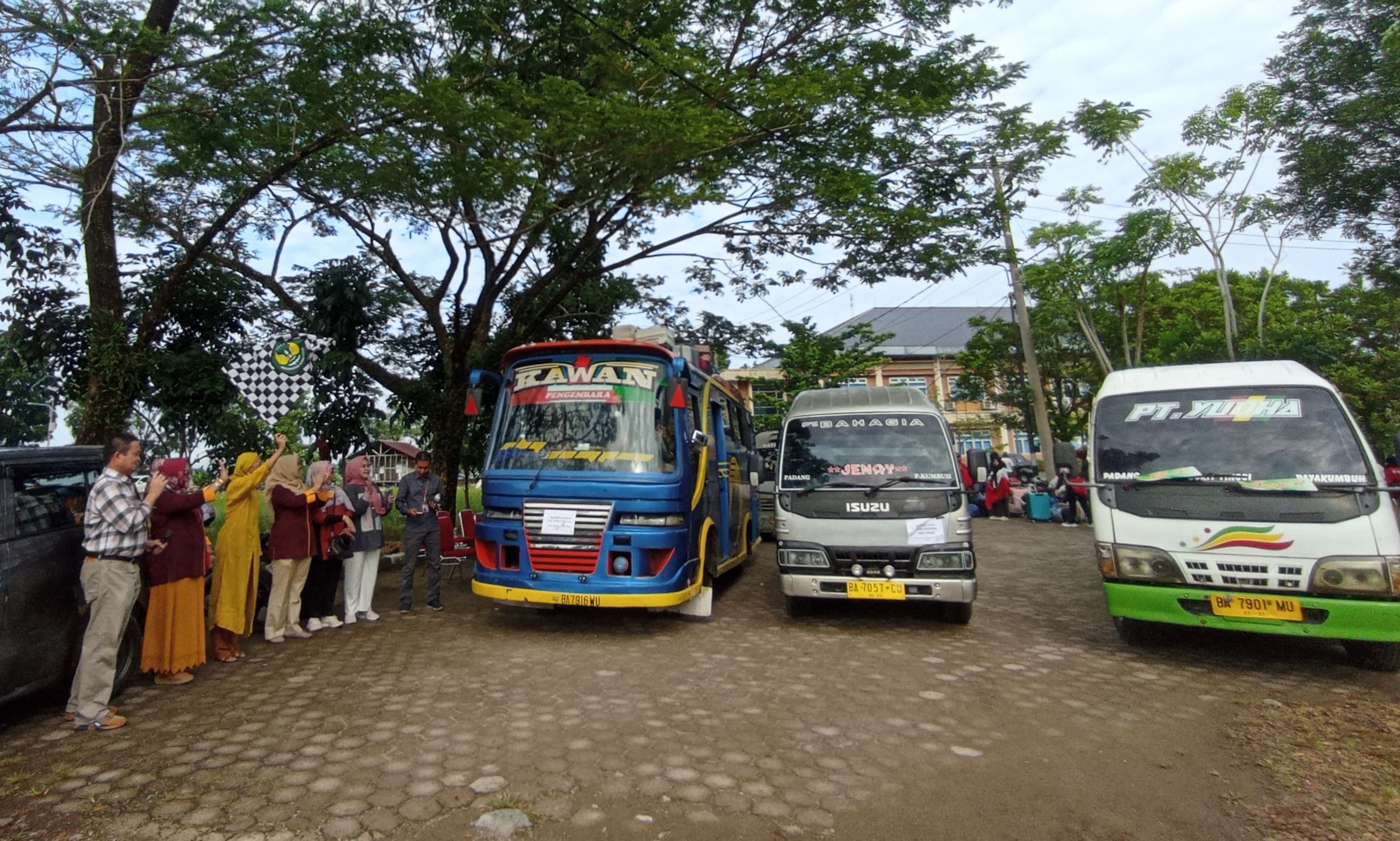 Rektor Universitas Bung Hatta Berangkatkan Seribuan Mahasiswa KKN  Universitas Bung Hatta