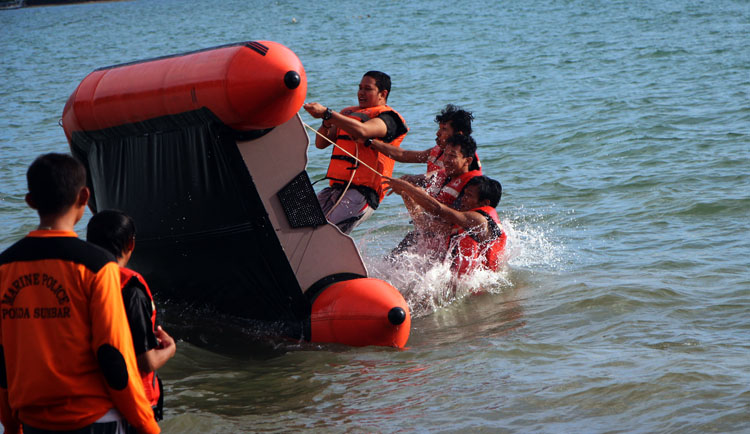 Perahu Karet Terbalik