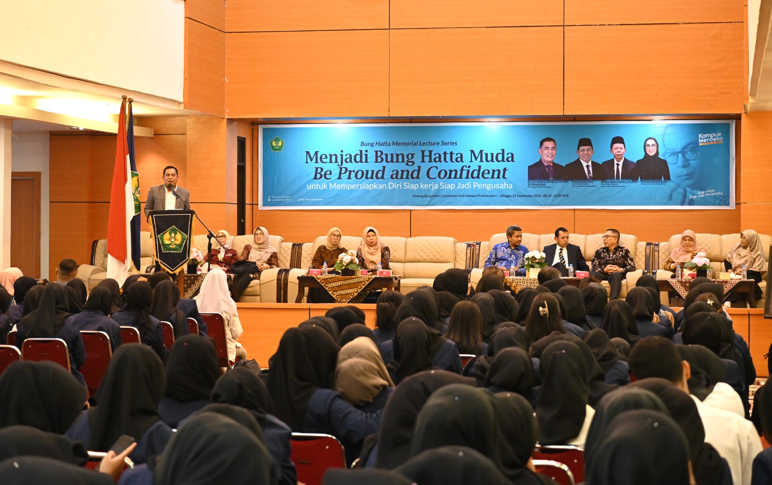 Ketua Badan Pembina YPBH Prof. Ganefri, Ph.D, dan Pj Bupati Kab.Pesisir Selatan Dr. Ir. Erasukma Munaf, Berikan Kuliah Umum Bagi Maba UBH