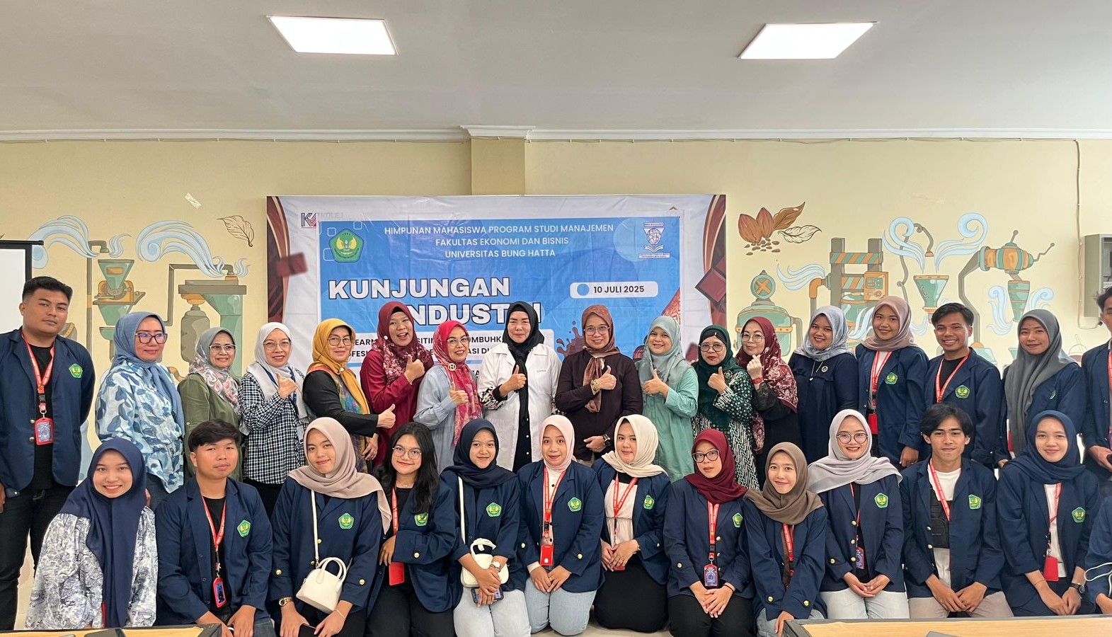 Mahasiswa Manajemen Universitas Bung Hatta Belajar Tata Kelola Industri di Malibou Coklat dan Rumah Songket Pandai Sikek