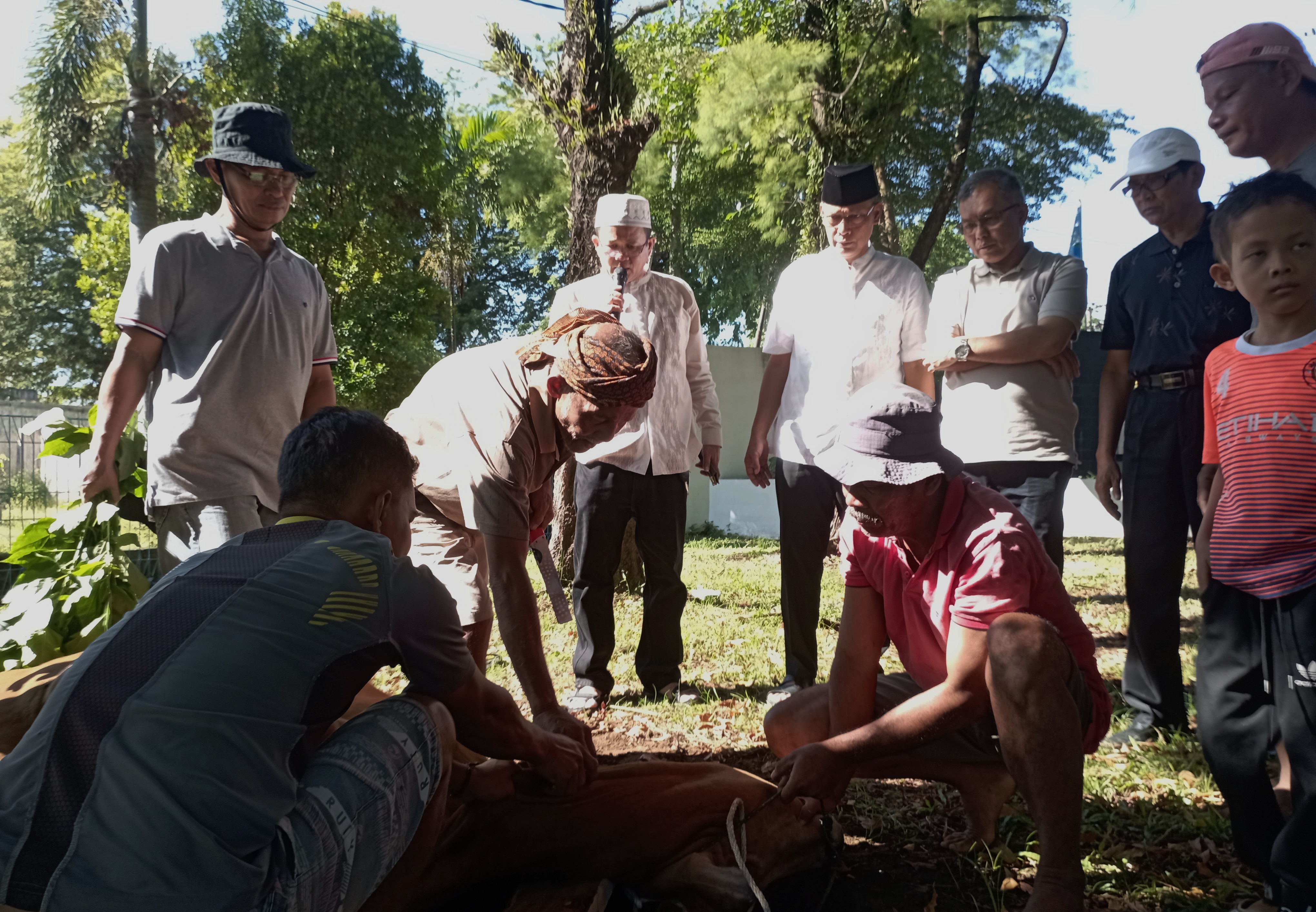 Berkah Idul Adha, Civitas Akademika Universitas Bung Hatta Salurkan Ratusan Kantong Daging Kurban