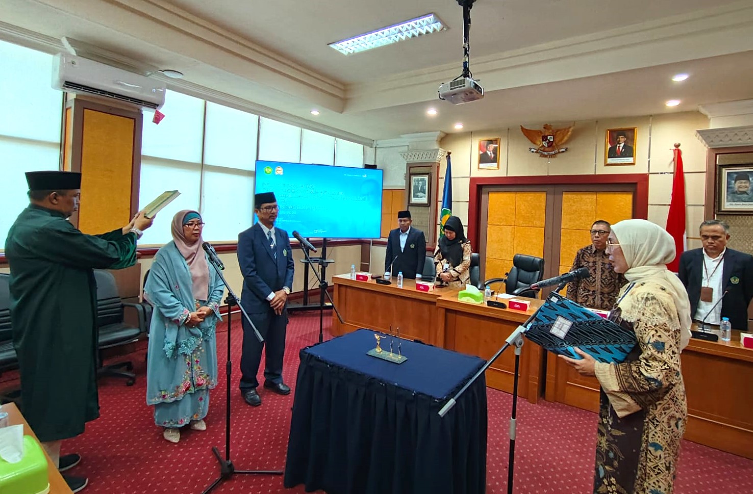 Rektor Universitas Bung Hatta,  Lantik Dr. Listiana Sri Mulatsih, S.E., M.M., CEAP Sebagai Dekan Fakultas Ekonomi dan Bisnis