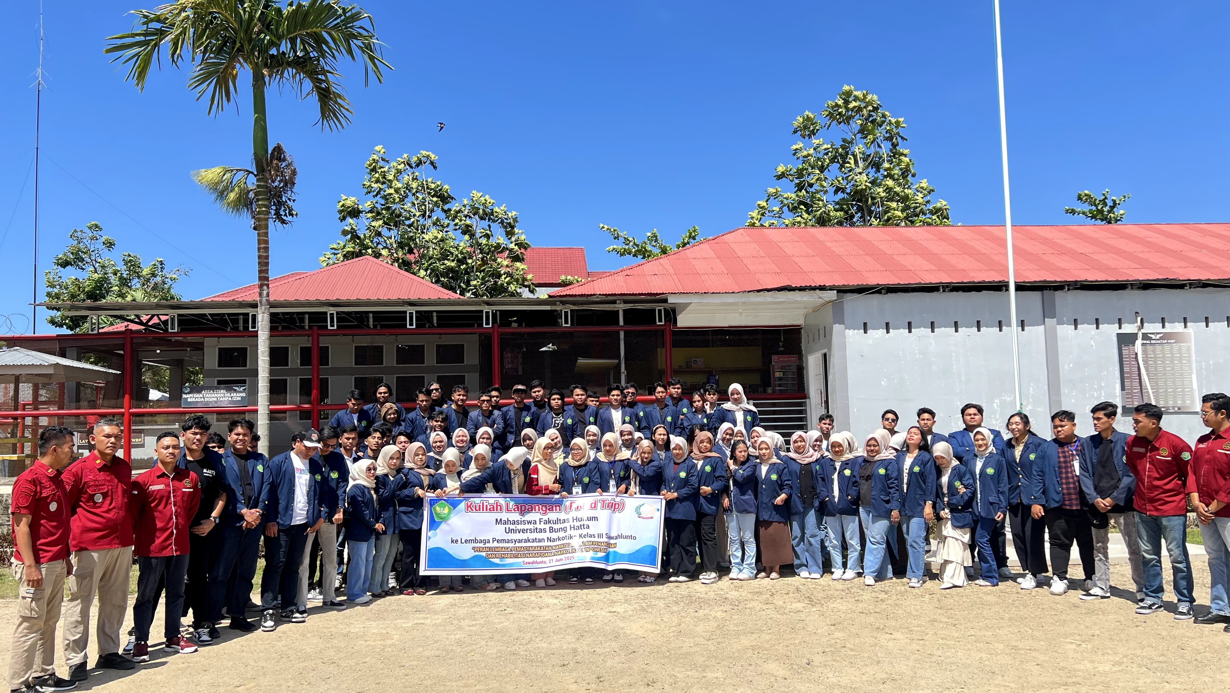 Integrasikan teori dan praktik hukum pidana Mahasiswa Fakultas Hukum Universitas Bung Hatta Laksanakan Kuliah Lapangan ke Lapas Narkotika Kelas III Sawahlunto