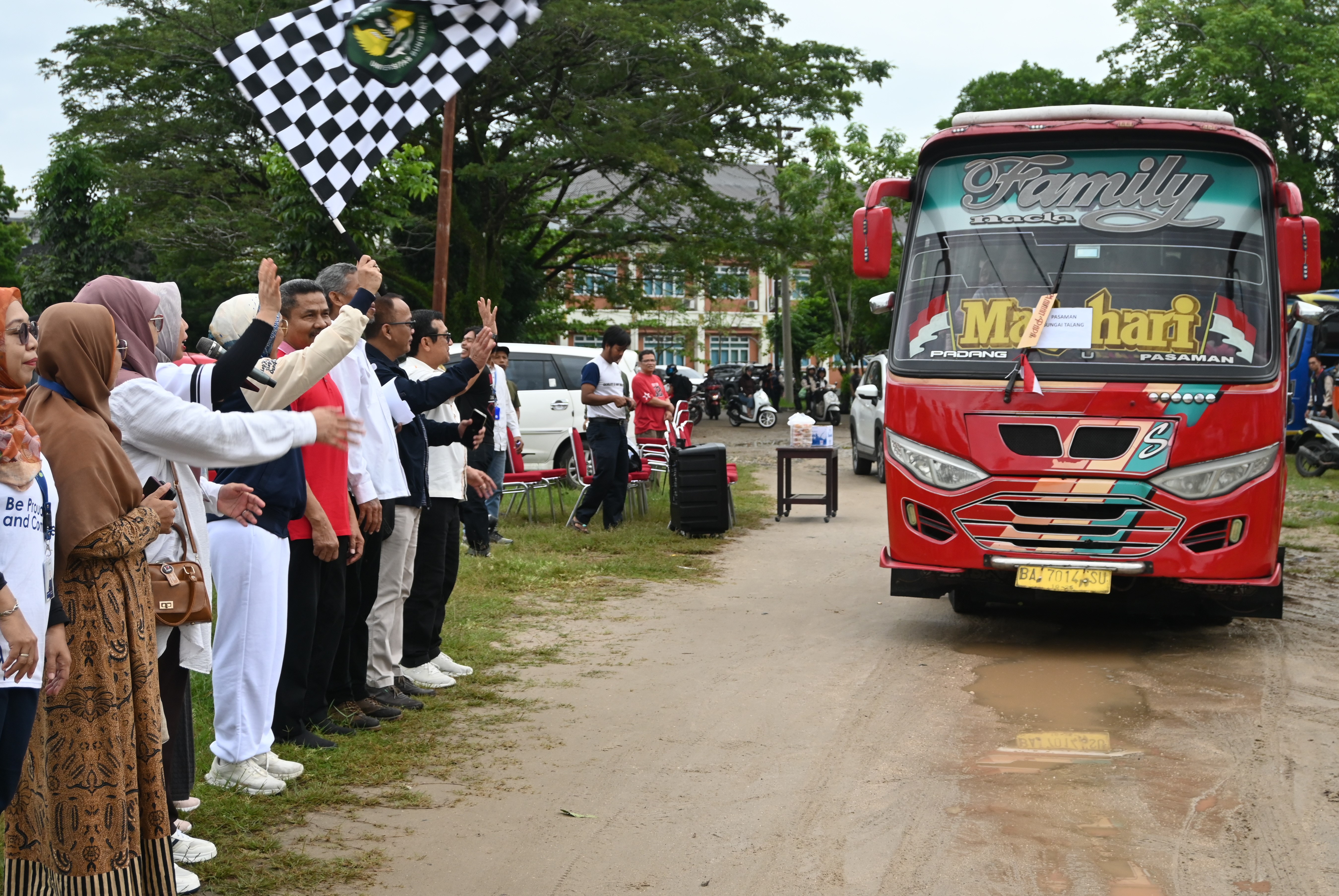 Rektor Universitas Bung Hatta Lepas Ratusan Bus Penghantar Mahasiswa KKN,  Siap Mengabdi di 33 kenagarian
