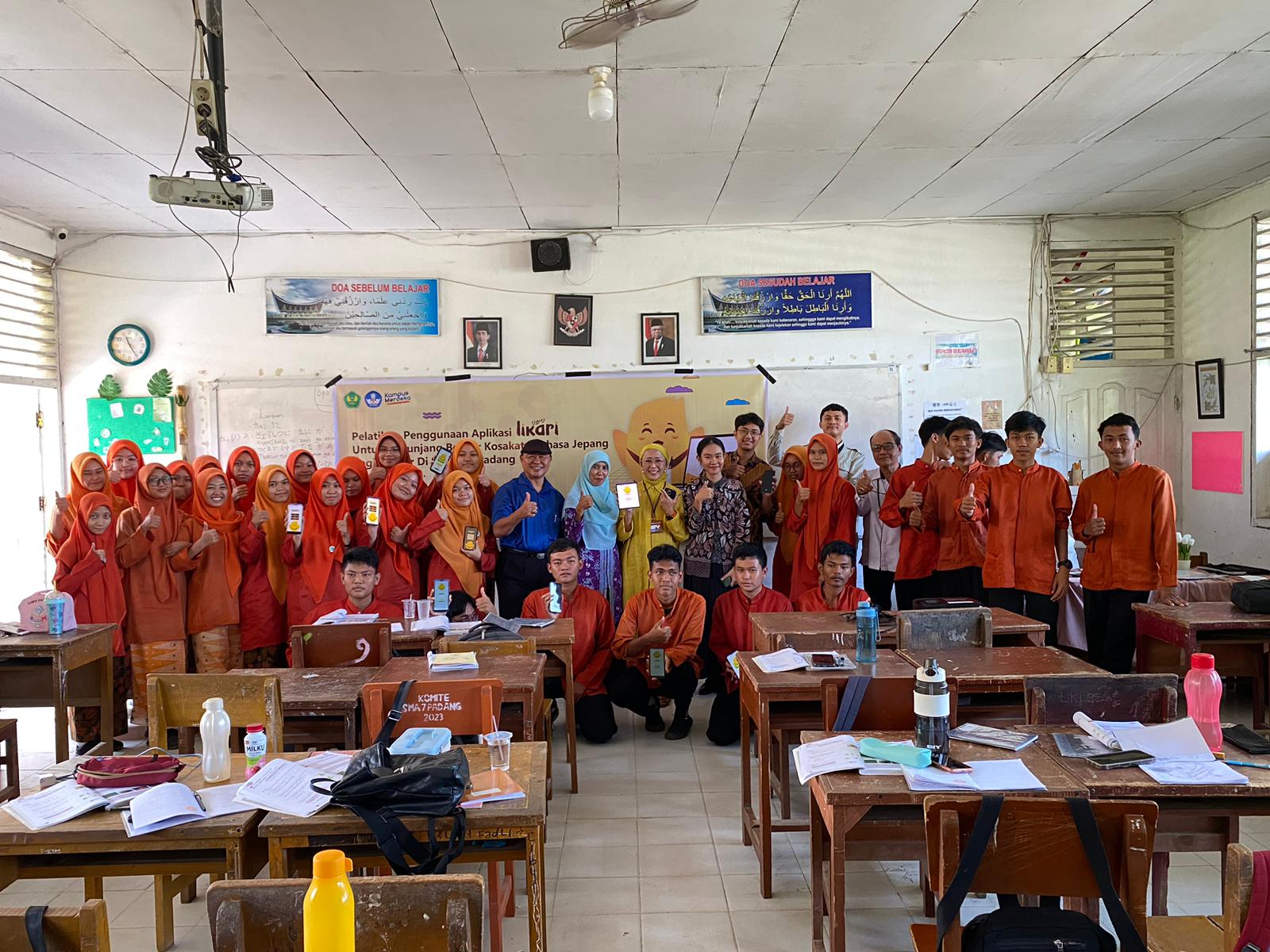 Dosen Fakultas Ilmu Budaya Universitas Bung Hatta Kenalkan Aplikasi Likari Penunjang Belajar Bahasa Jepang di di SMAN 7 Padang