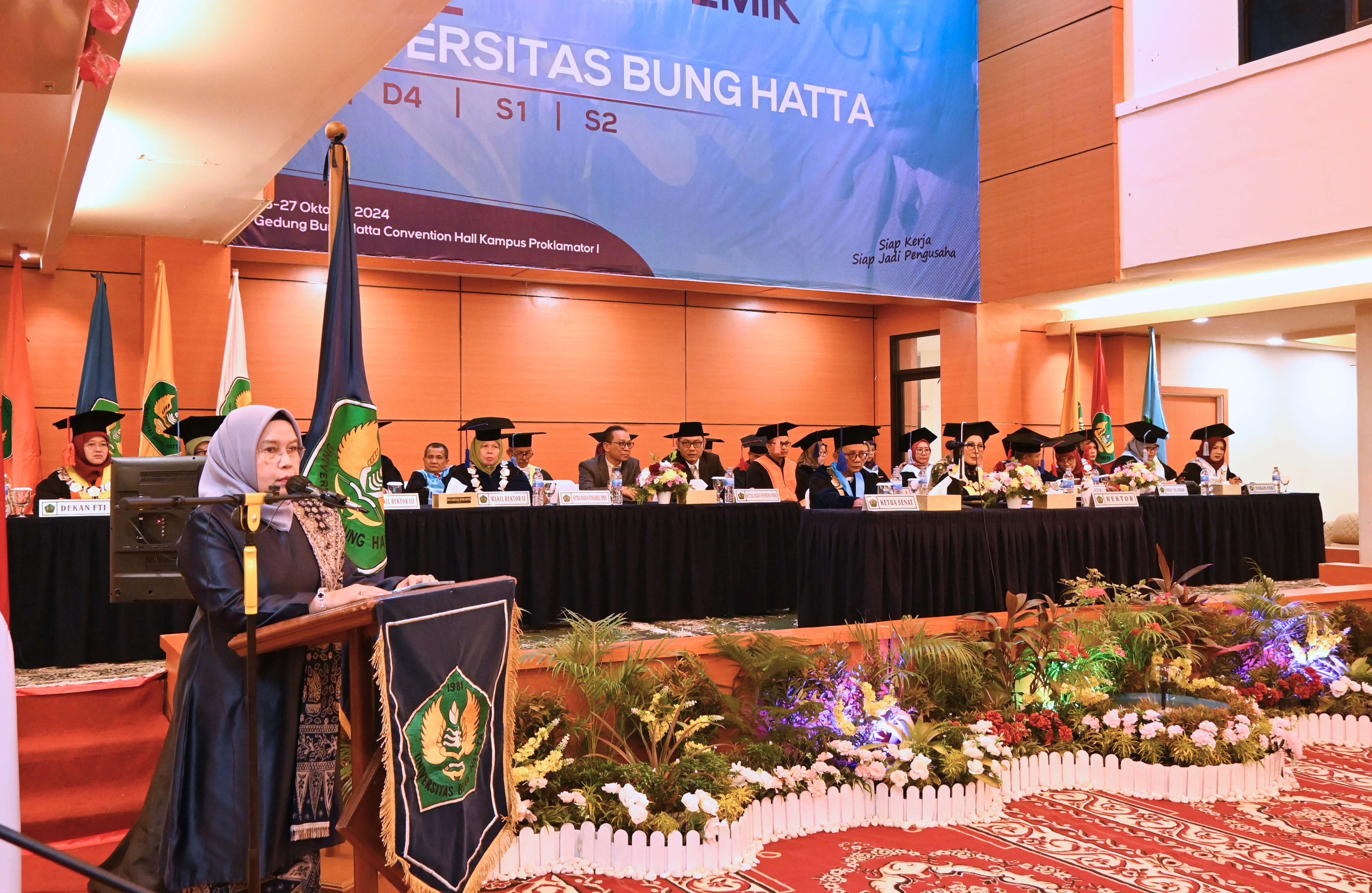 Wisuda Akademik ke-82 Universitas Bung Hatta LLDIKTI X Ingatkan Tantangan Lulusan Perguruan Tinggi