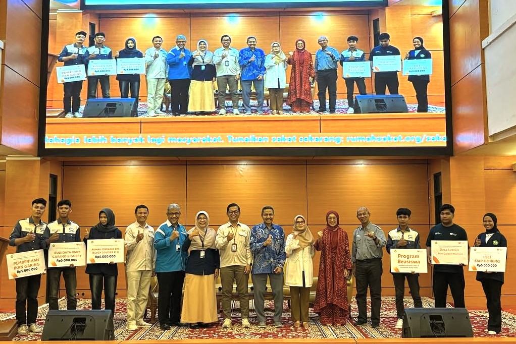 Peringati Hari Mangrove Sedunia 2025: Universitas Bung Hatta Berkolaborasi Dengan Rumah Zakat Serta Dengan Komunitas Pesisir Memelihara Bakau di Pesisir Pantai