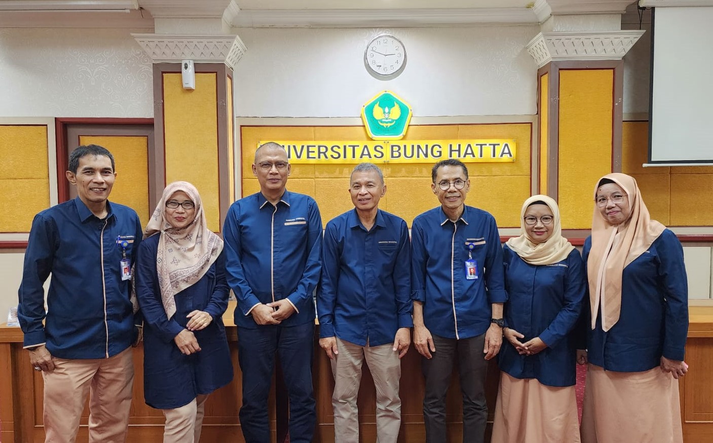 3 Dekan Dilingkungan Universitas Bung Terima Kenang-Kenangan dari Pimpinan