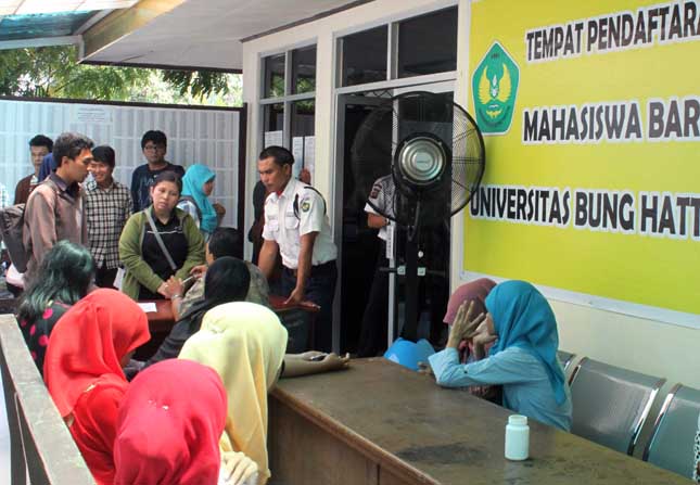 Suasana Pendaftaran Calon Mahasiswa Baru TA 2012