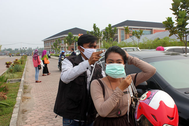 Darurat Asap, Mahasiswa UBH Bagi-bagi Masker