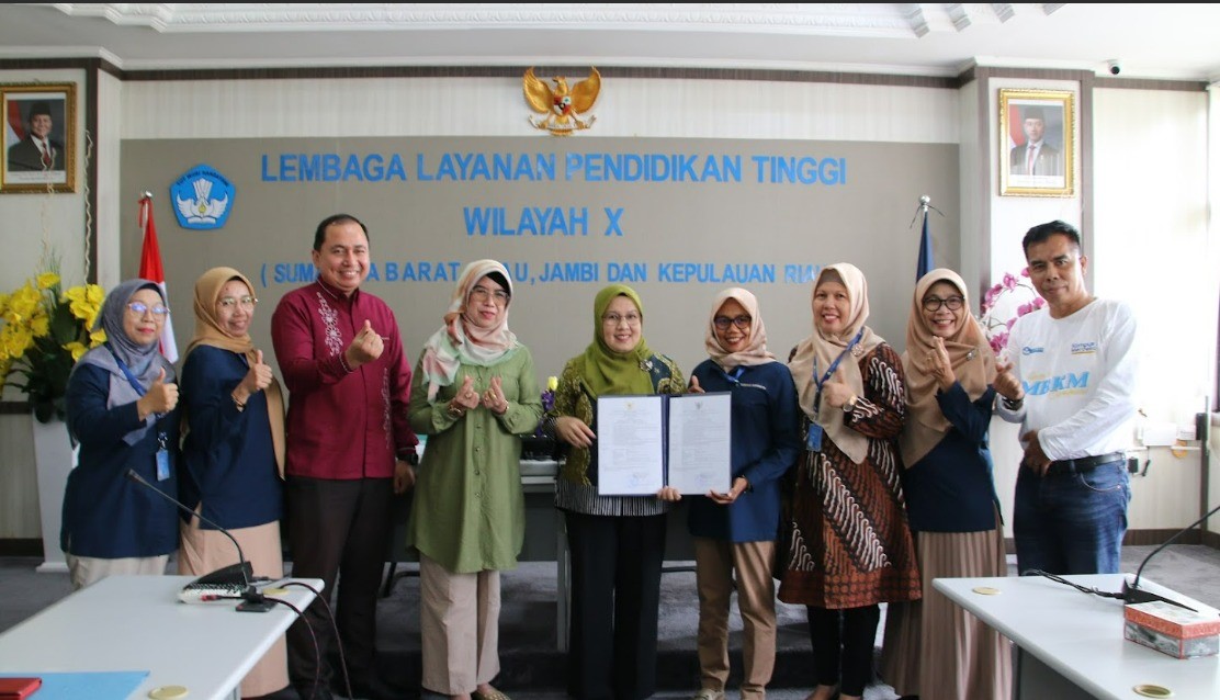 Kepala LLDIKTI Wilayah X Serahkan  SK Guru Besar Ke-5 Fakultas Perikanan dan Ilmu Kelautan