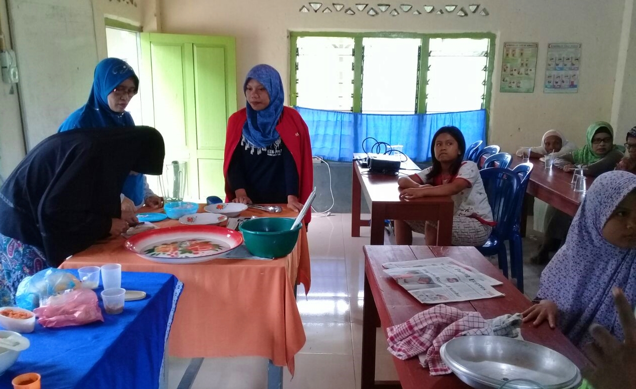 Mahasiswa KKN-PPM Universitas Bung Hatta Latih Masyarakat Buat Makanan Nugget Ikan