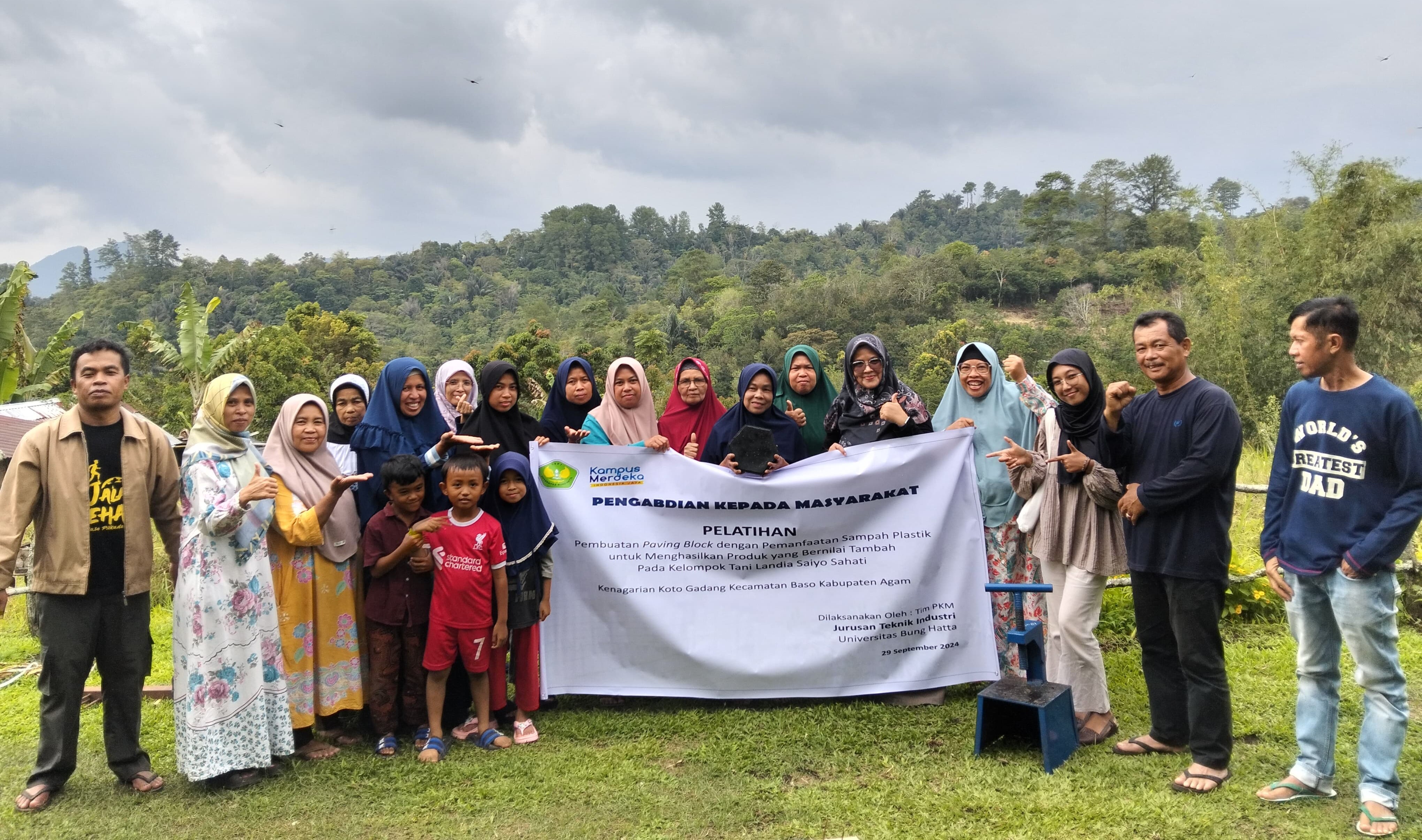 Tim PKM-FTI Universitas Bung Hatta, Latih Kelompok Tani Landia Saiyo Sahati Membuat Paving Block Dari Limbah Plastik