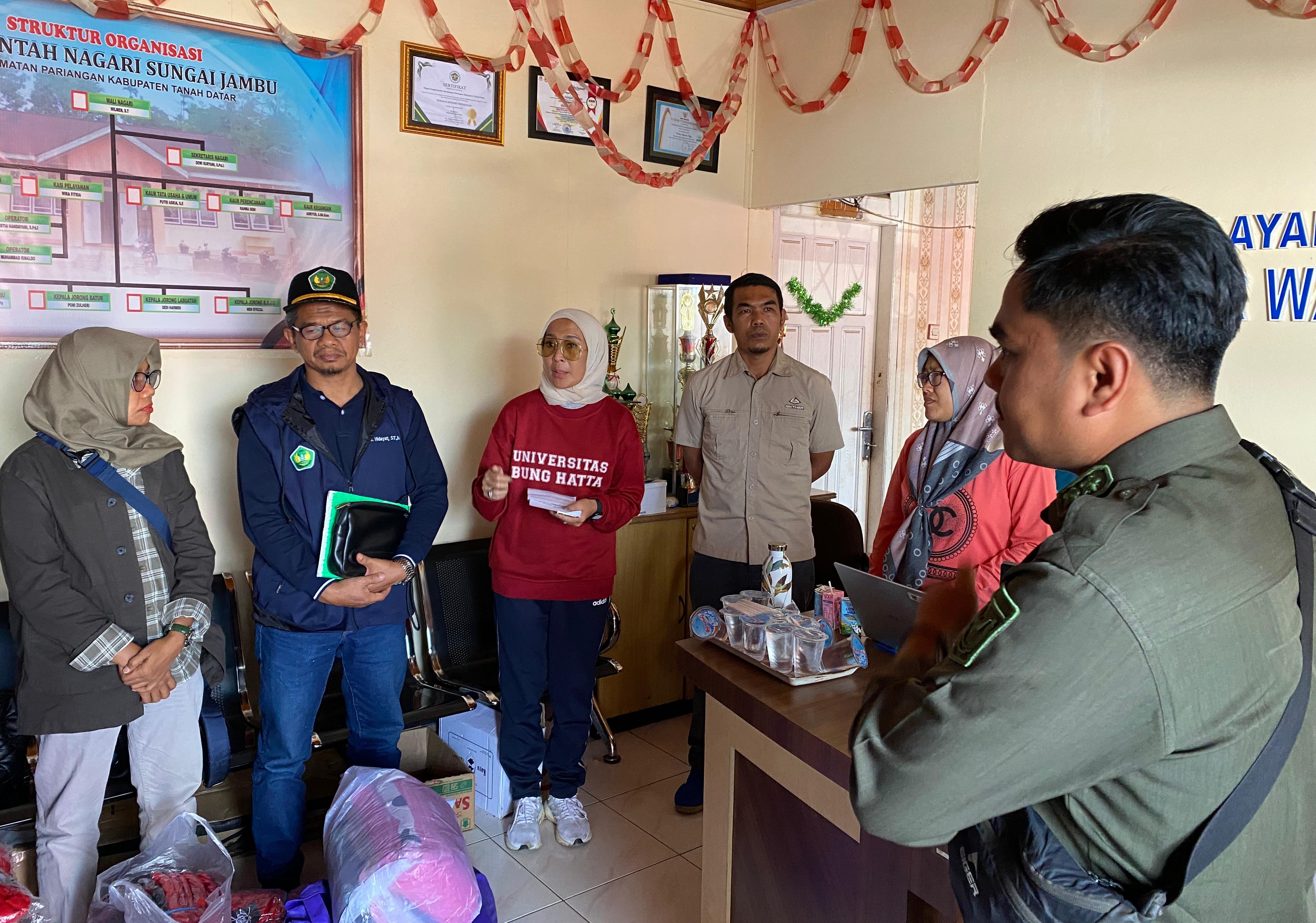 Peduli Bencana, Rektor Universitas Bung Hatta, Serahkan Donasi "Bung Hatta Peduli"