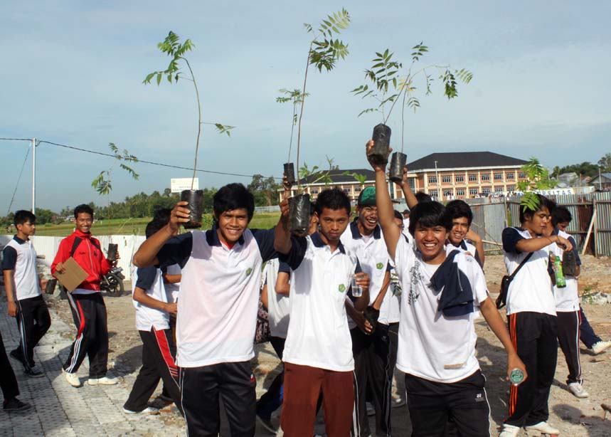 Mahasiswa UBH Hijaukan Kampus II Air Pacah