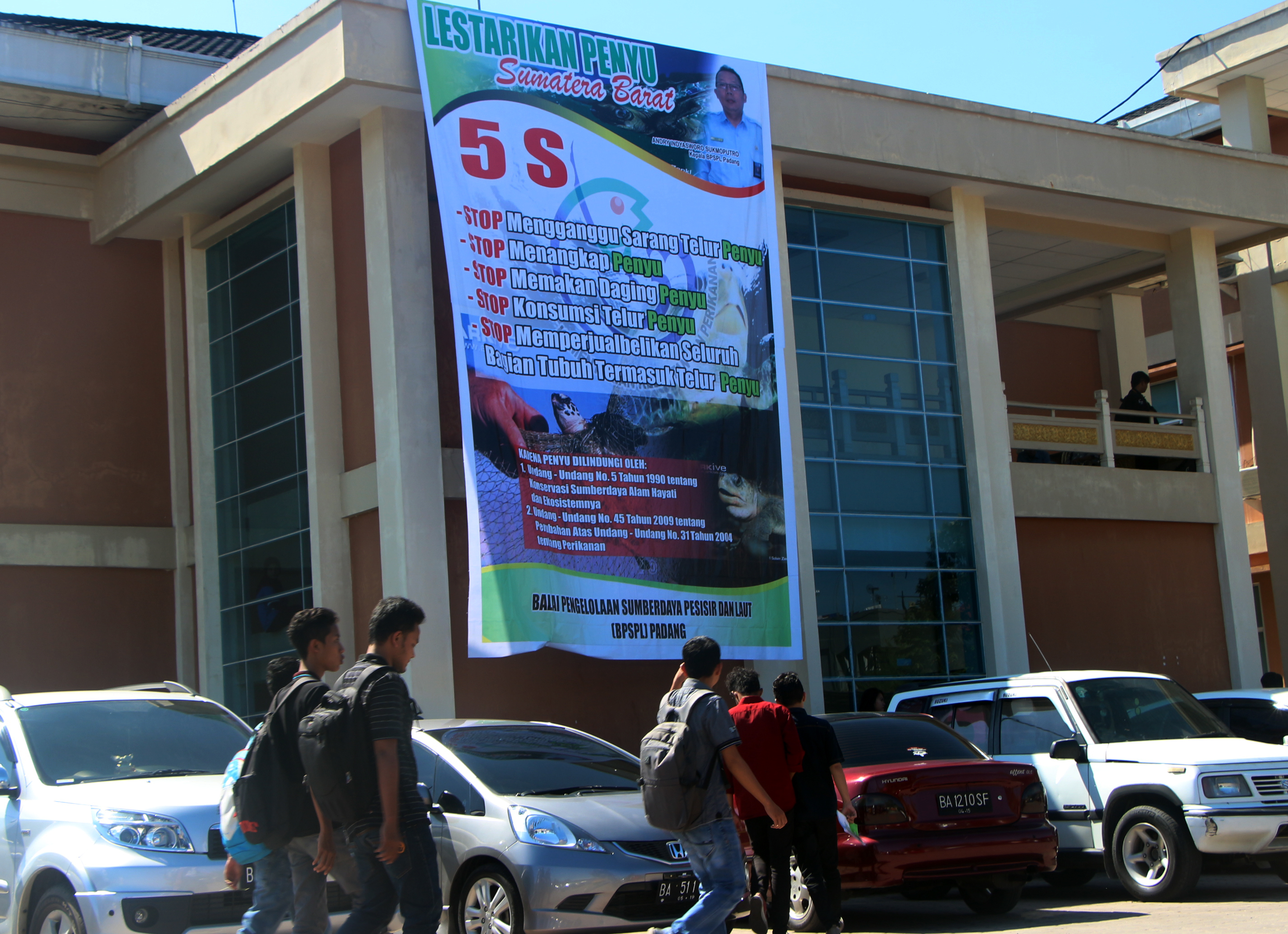 UBH Bentang Spanduk Lestarikan Penyu