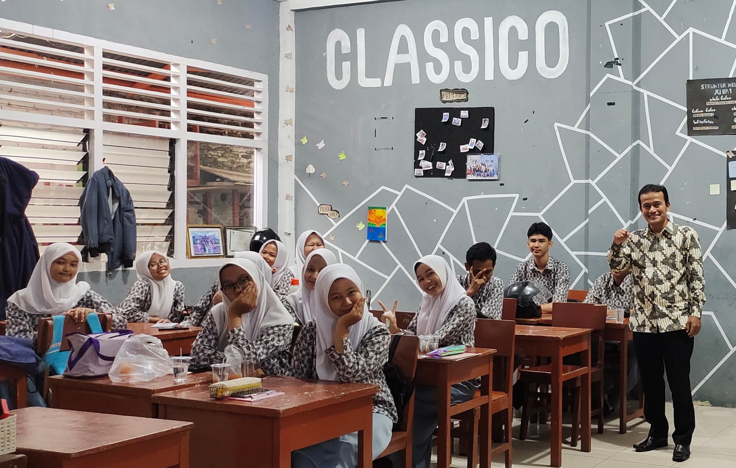 Jelang  UTBK-SNBT 2024, Tim Program Studi Pendidikan dan Bahasa Indonesia FKIP-UBH, Simulasikan Tes Melalui Android Bagi Siswa SMA PGRI 1 Padang