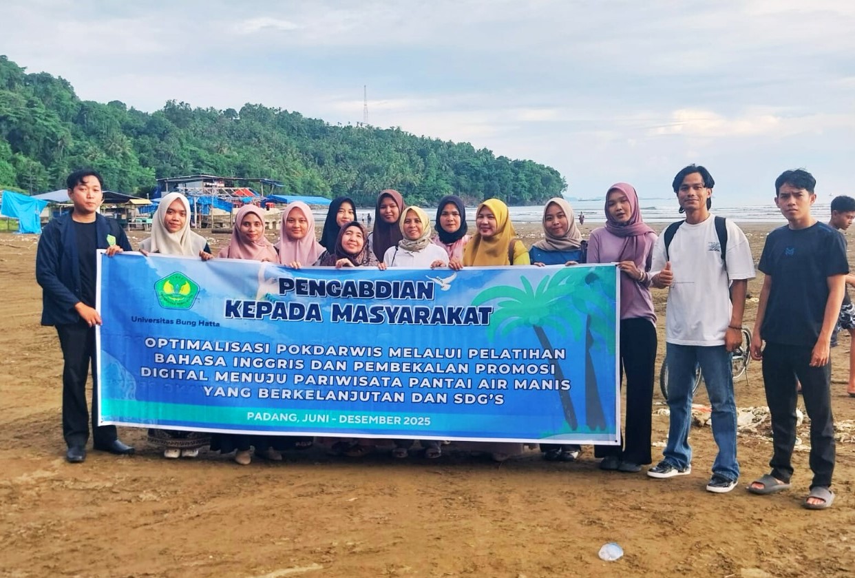 Tim PKM Universitas Bung Hatta Tingkatkan Kapasitas Pokdarwis Melalui Pelatihan dan Bantuan Sarana di Pantai Air Manis