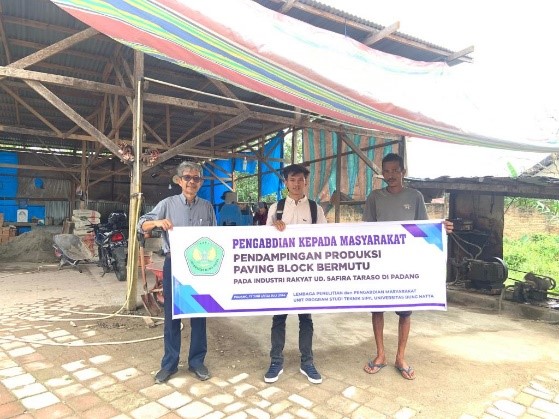 Tim PKM FTSP Dampingi  Industri Kecil UD. Safira Taraso Produksi Paving Block Bermutu