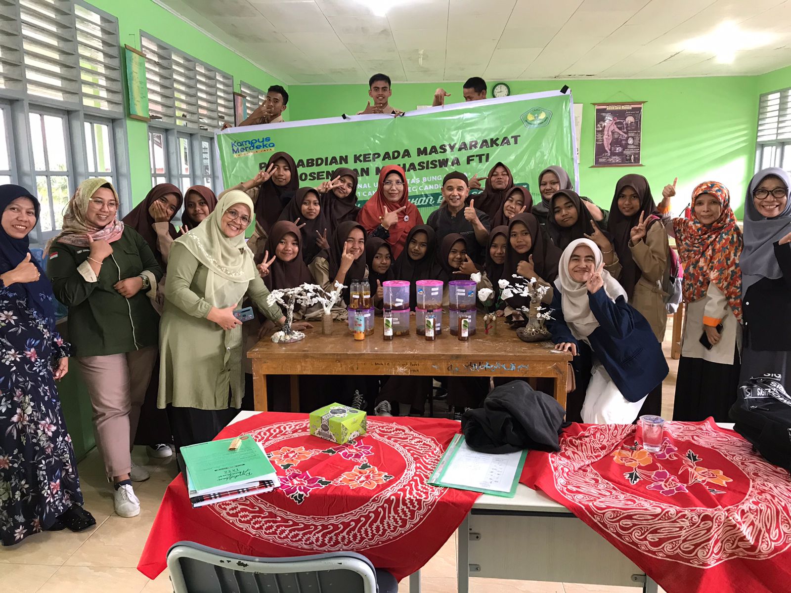 Siswa SMAN 1 Candung, Dikenalkan Tentang Pembuatan Pupuk Organik Cair Oleh TIM PKM Universitas Bung Hatta