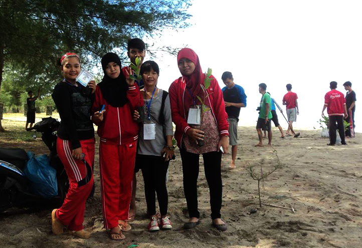 Mahasiswa KKN PPM UBH, Hijaukan Pantai Katapiang.