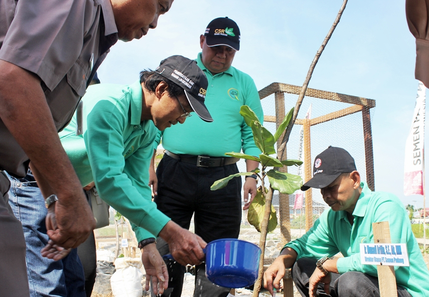PT.Semen Padang Hijaukan Kampus Proklamator II UBH