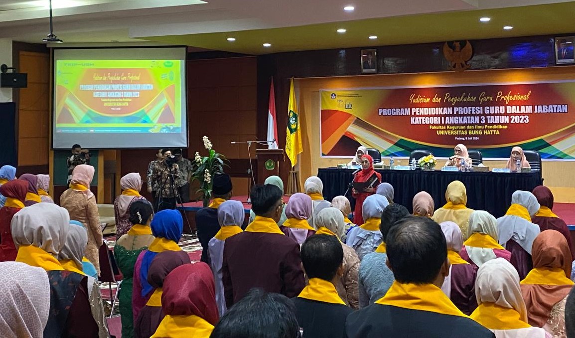 Rektor Universitas Bung Hatta Kukuhkan 143 Lulusan PPG Kategori I Angkatan III Tahun 2024