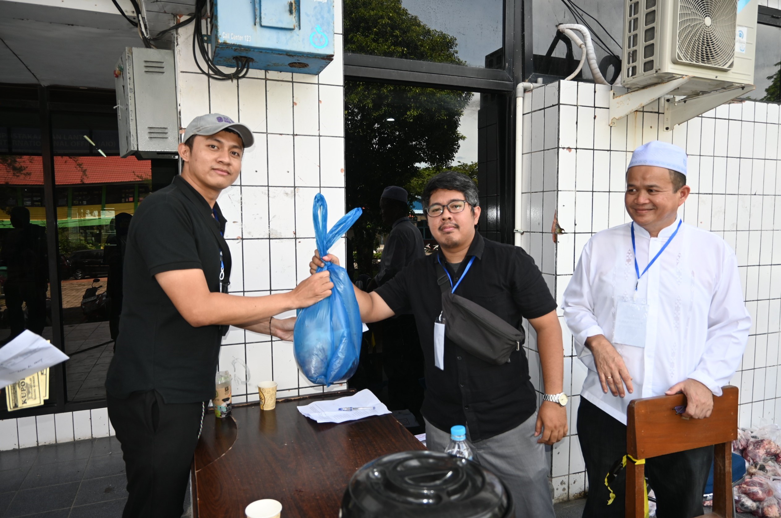 Berkah Idul Adha, Civitas Akademika Universitas Bung Hatta Salurkan Ratusan Kantong Daging Kurban
