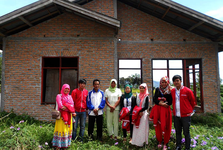 Mahasiswa KKN-PPM UBH di Banuhampu , Rancang Maket Bedah Rumah