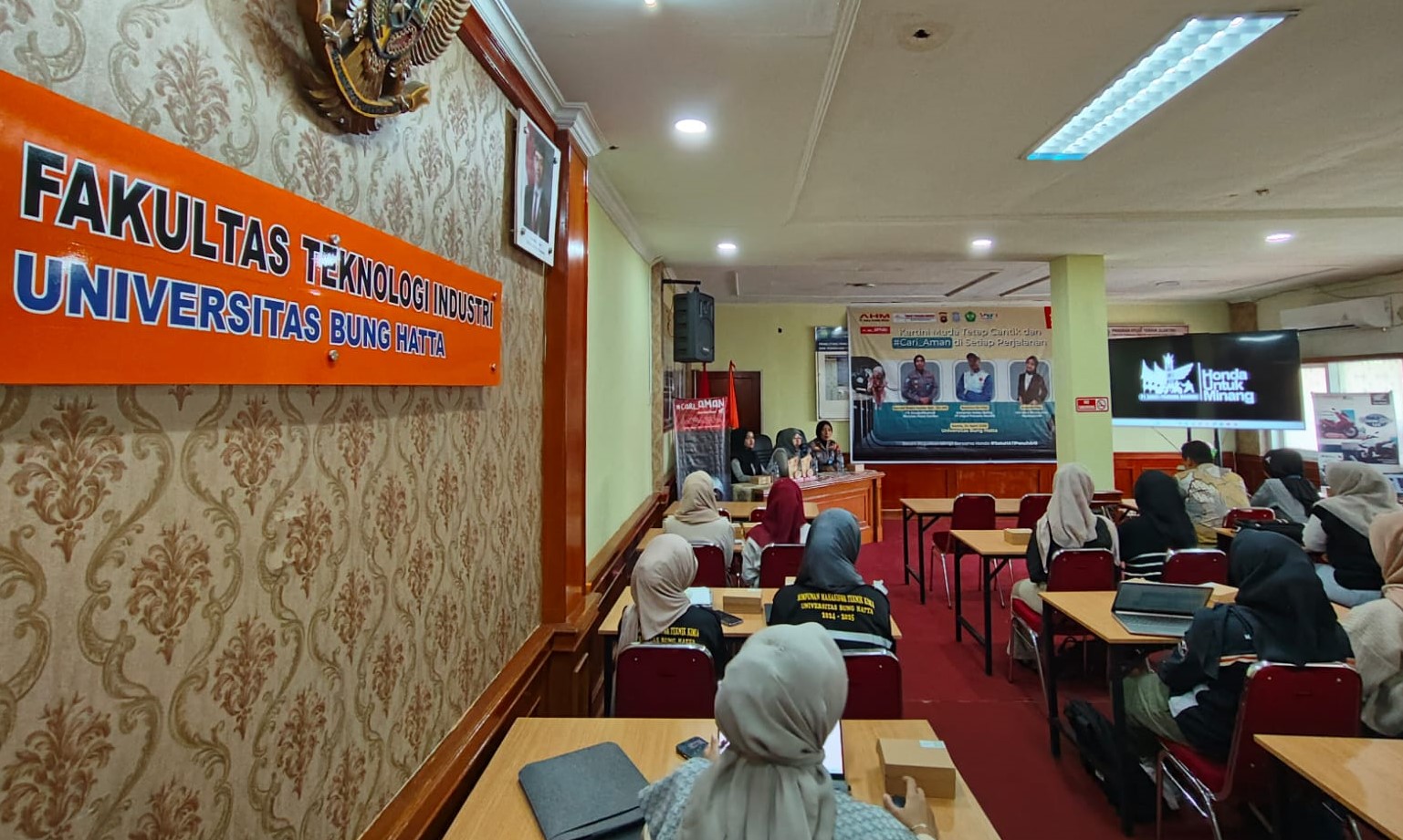 CaRi aMaN Special Hari Kartini: FTI-PT Hayati-Ditlantas Gelar Seminar Safety Riding