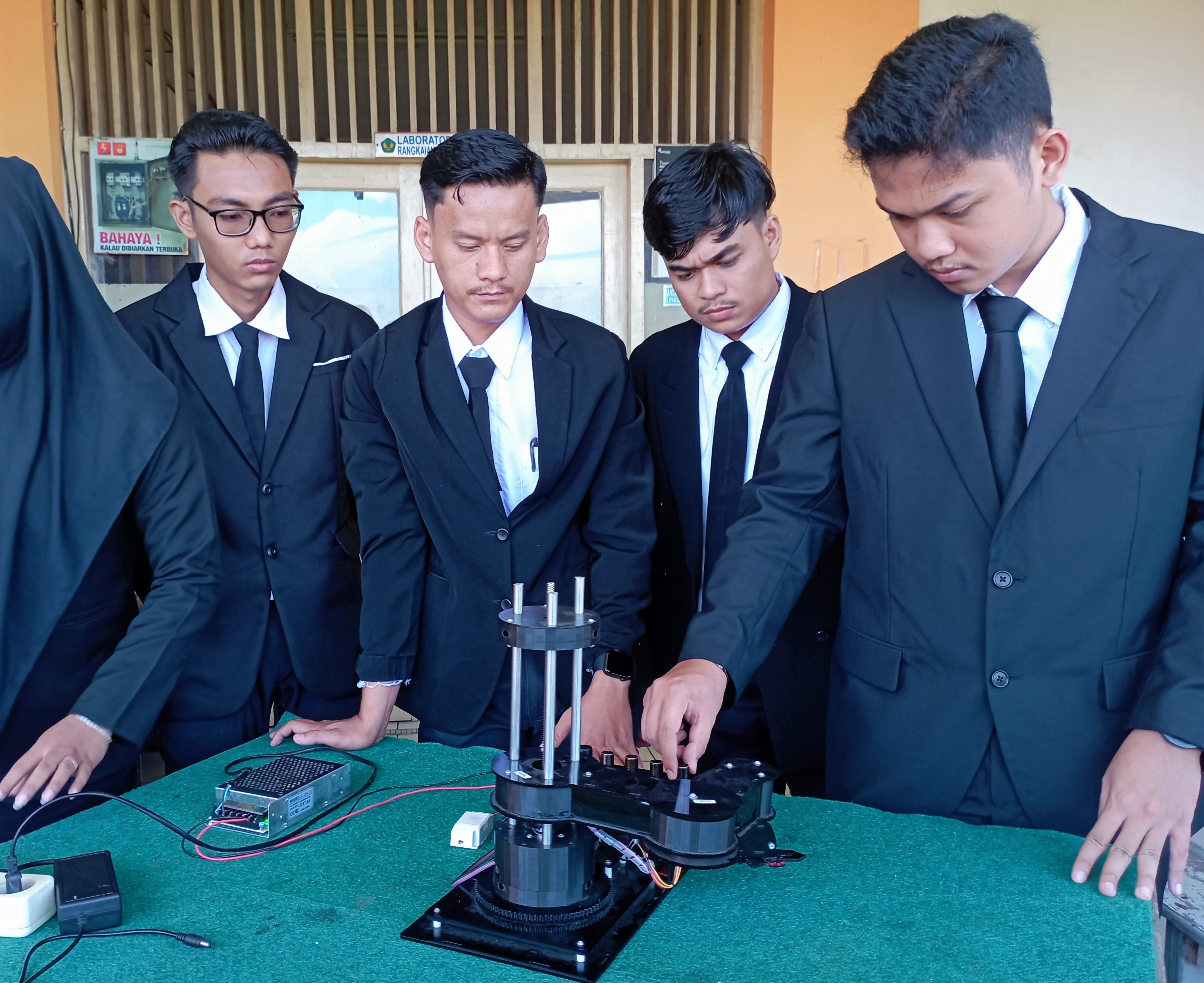 ROBOT SCARA RANCANGAN MAHASISWA FTI-UBH BAKAL GANTIKAN TENAGA MANUSIA