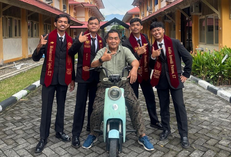 Mahasiswa FTI  Universitas Bung Hatta Ini Sukses Rancang Sistim GPS Pada Sepeda Listrik Berbasis IOT Sebagai Tugas Akhir