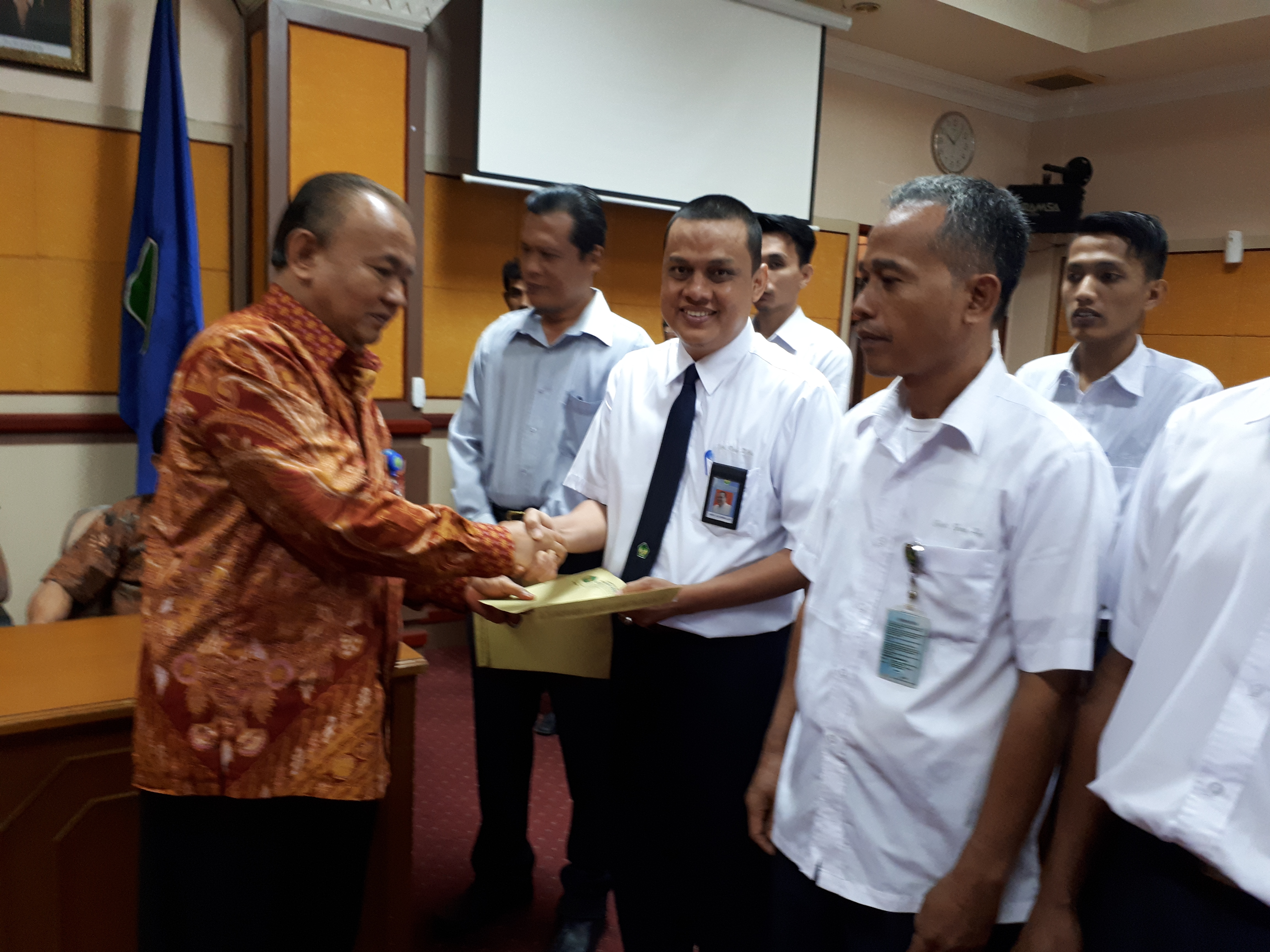 Rektor Universitas Bung Hatta Serahkan SK Perubahan Status Dosen dan Tenaga Kependidikan