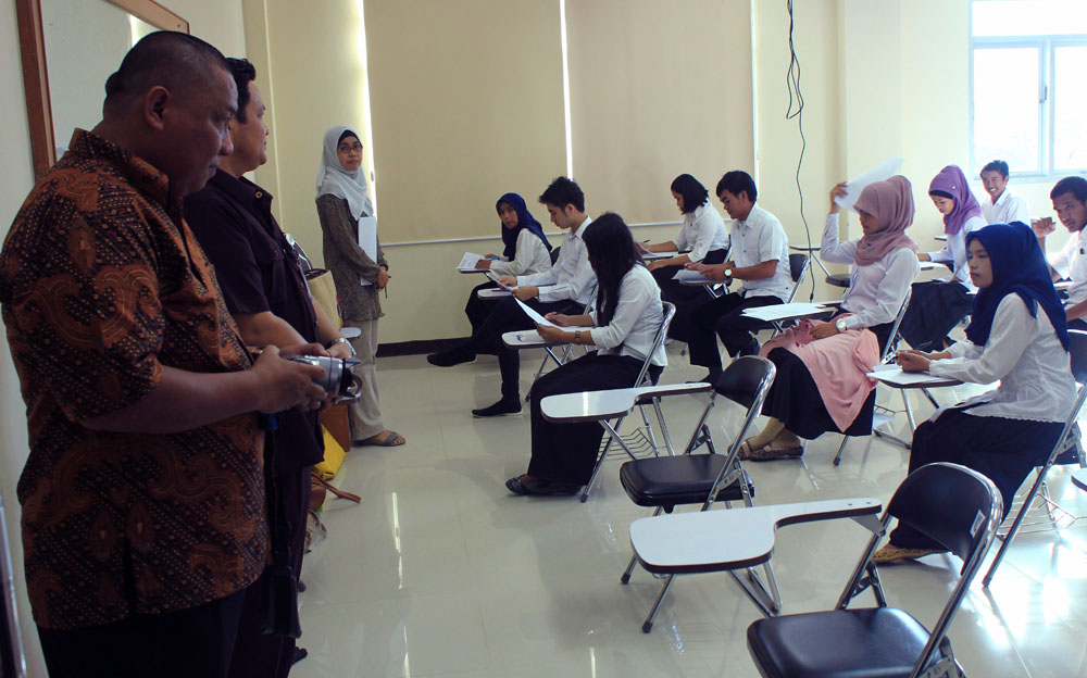 Awali Minggu Pertama Sejak Dilantik Jadi Rektor UBH: Prof. Niki Tinjau Pelaksanaan UTS