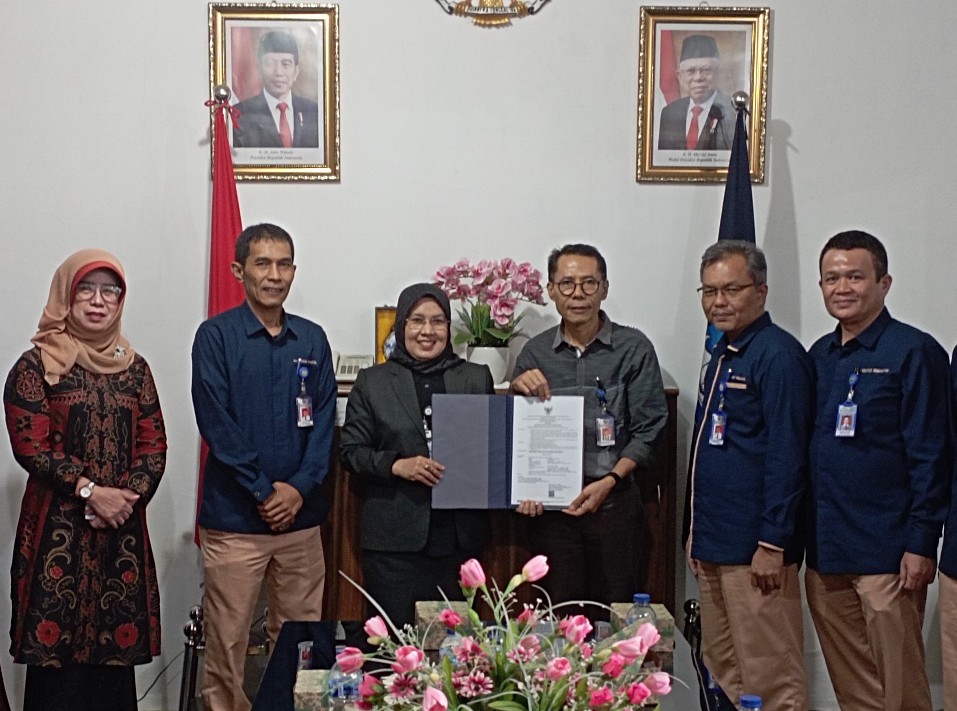 Kepala LLDIKTI Wilayah 10, Afdalisma Serahkan SK Guru Besar Prof. Dr. Elfiondri, S.S., M.Hum