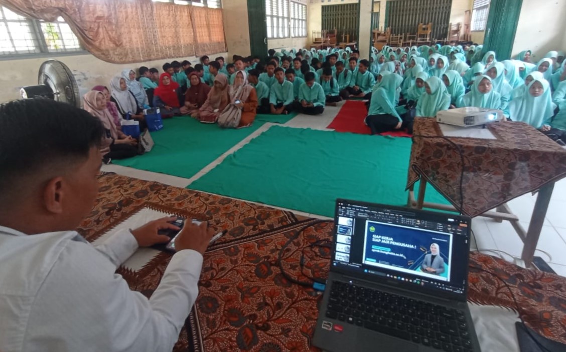 Tim Universitas Bung Hatta Motivasi Siswa SMAN 2 Sungai Limau Pariaman Lanjutkan Pendidikan Tinggi