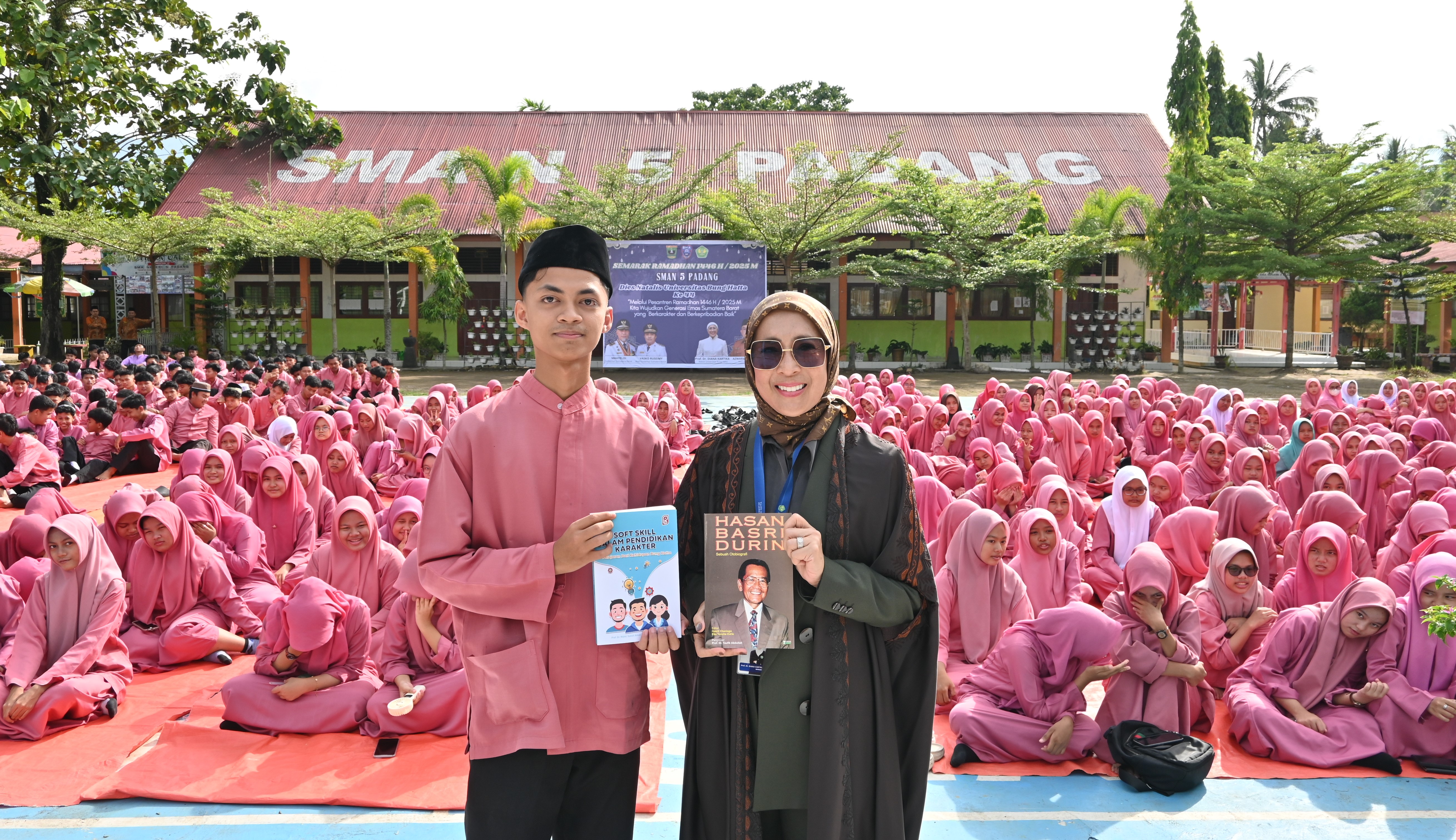 Tutup Pesantren Ramadhan SMAN 5 Padang, Rektor Universitas Bung Hatta Hadiahkan Buku Otobiografi Hasan Basri Durin
