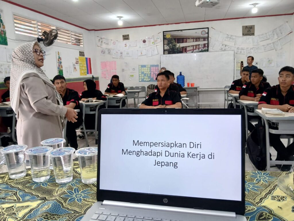 Prodi Sastra Jepang Universitas Bung Hatta Bekali Siswa SMK Masuki Dunia Kerja Di Jepang