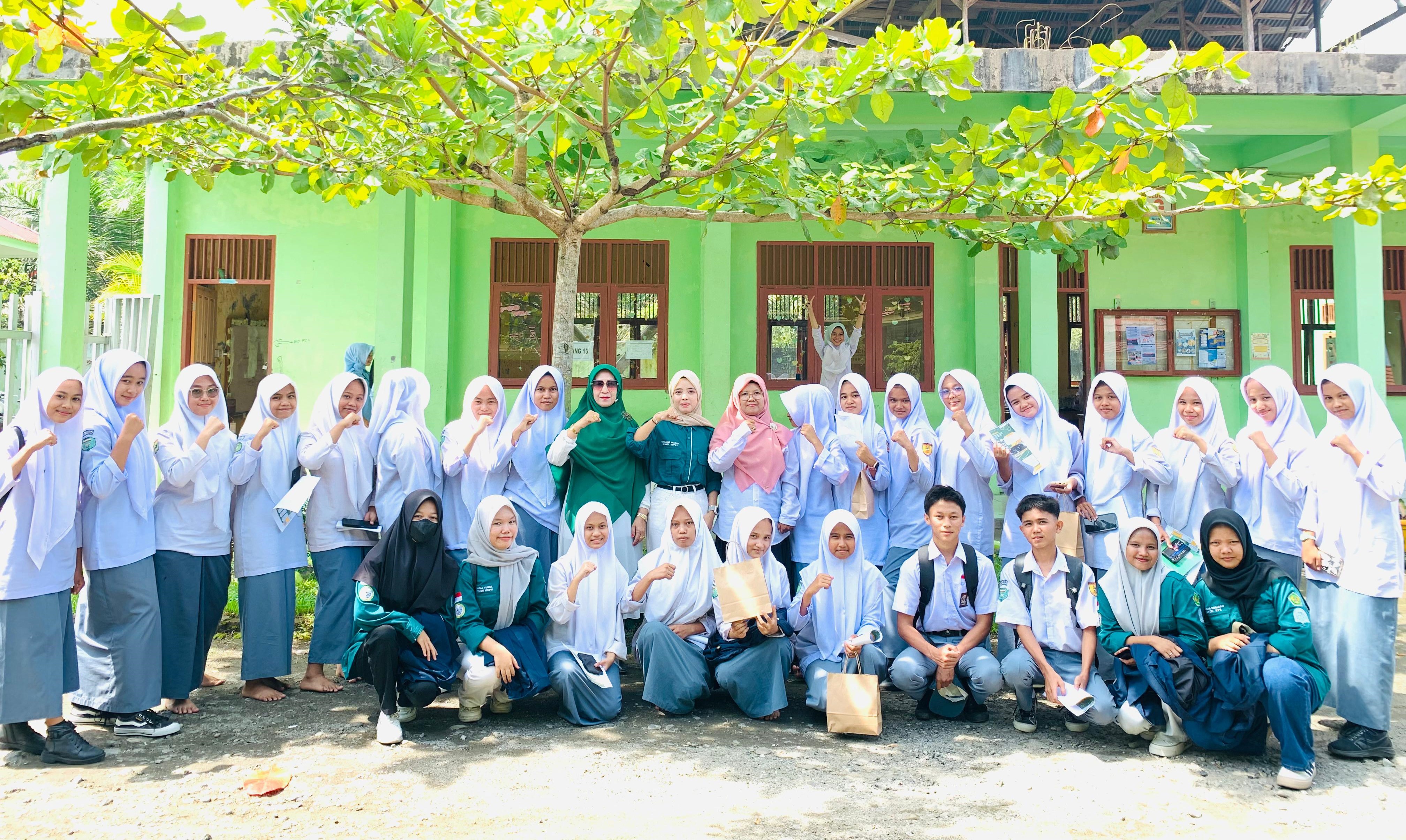 Sosialisasikan Keunggulan Universitas Bung Hatta Mahasiswa Prodi Ekonomi Pembangunan Fakultas Ekonomi dan Bisnis, Kunjungi SMKN 1 Lubuk Basung