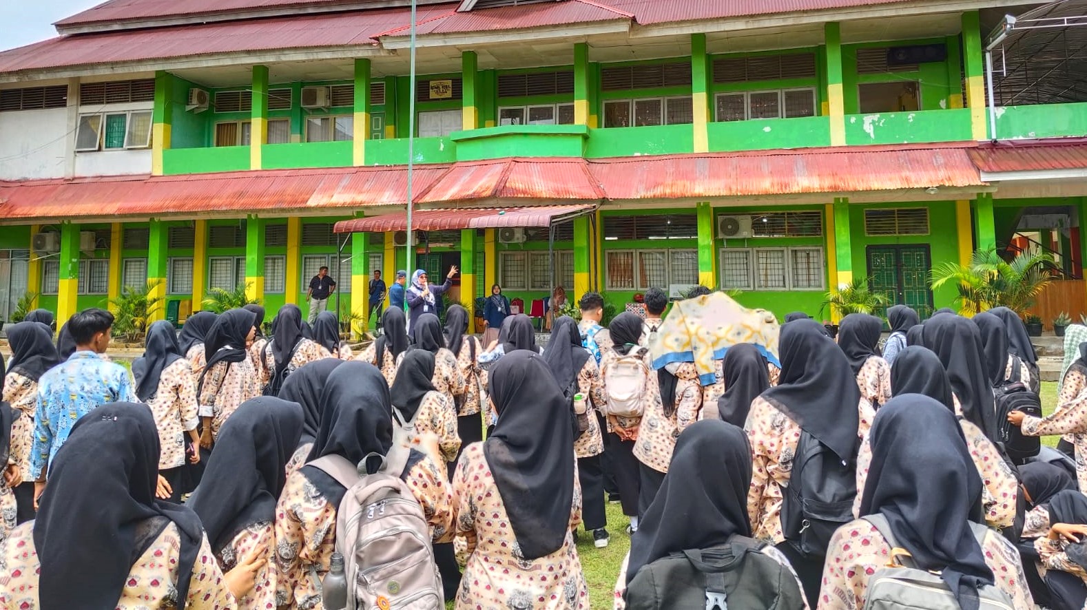Beri Semangat Siswa SMKN 2 Pariaman, Dekan Fakultas Hukum UBH Motivasi Untuk Kuliah