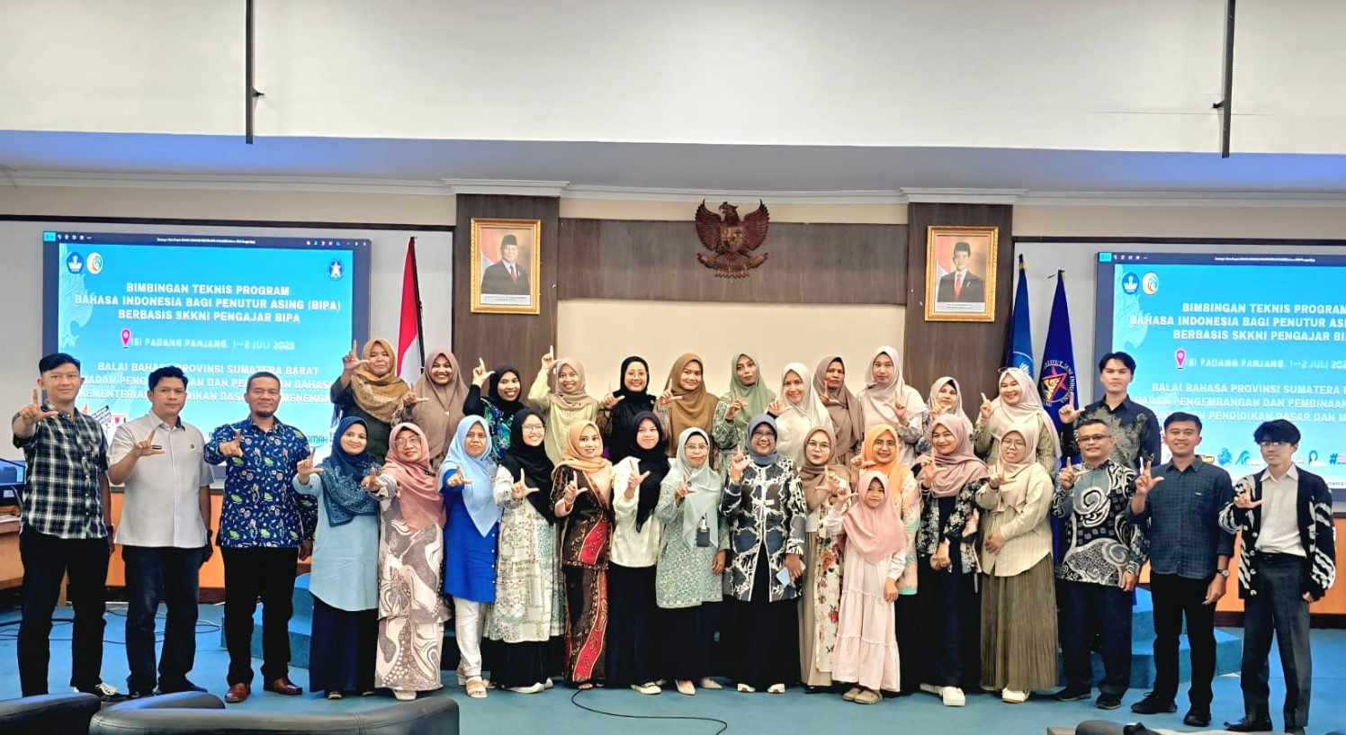 Dosen FIB-Universitas Bung Hatta Temmy Thamrin, SS., M.Hum., Ph.D, Narasumber Pada Forum Ilmiah Pegiat dan Pengajar Bahasa Indonesia Bagi Penutur Asing