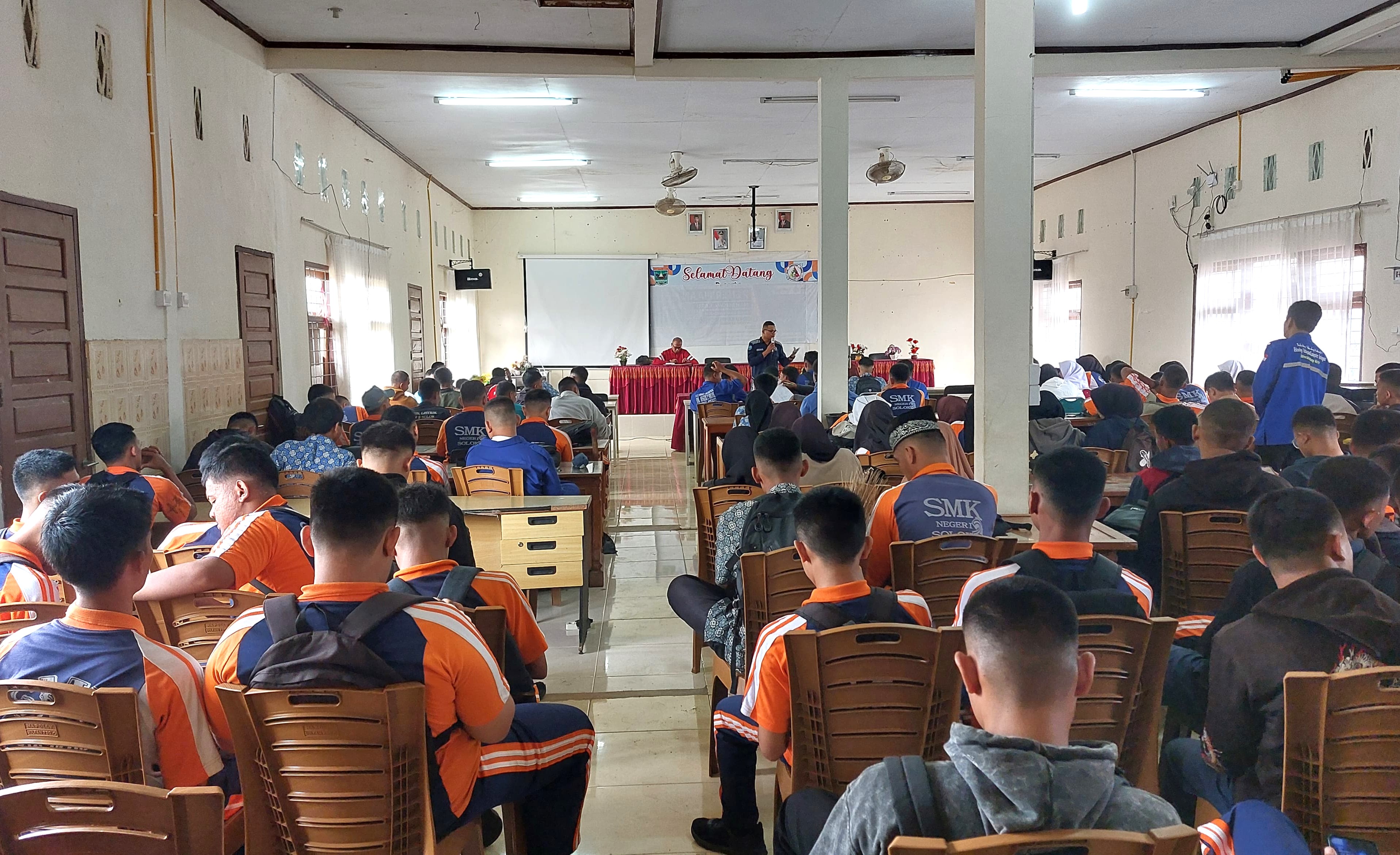 Prodi Teknologi Rekayasa Komputer Jaringan FTI Universitas Bung Hatta Kenalkan Dunia Teknologi Bagi Siswa SMKN 1 dan 2 Kota Solok