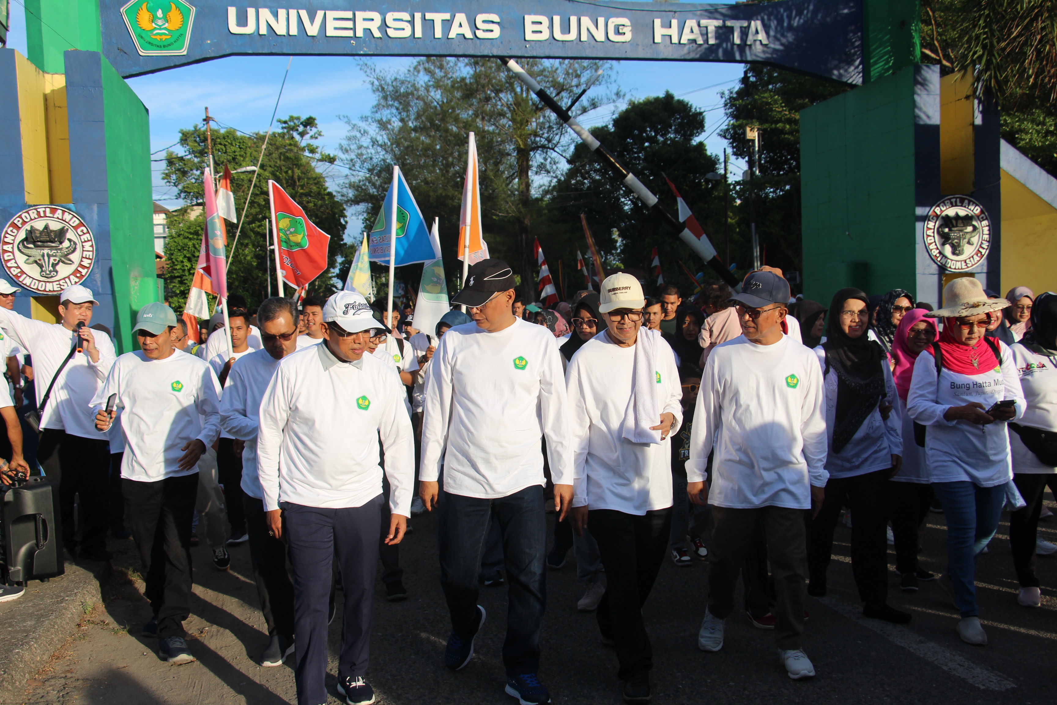 Jalan Santai Dies Natalis Ke-42 UBH, Meriah dan Bertabur Doorprize