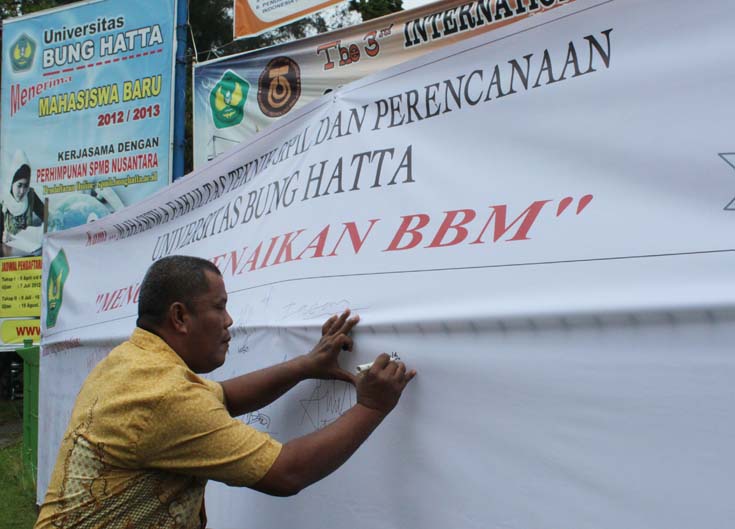 Tolak BBM Naik,Puluhan Mahasiswa UBH Galang Seribu Tanda Tangan