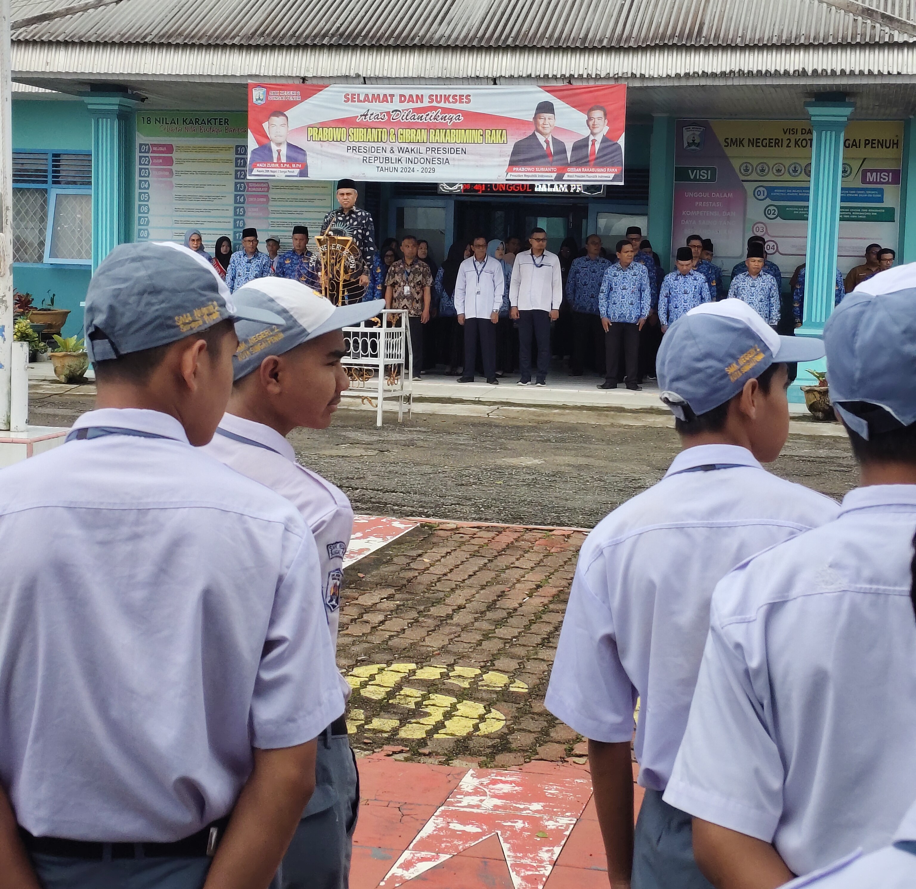Jadi Pembina Upacara di SMKN 2 Sungai Penuh, WR III Universitas Bung Hatta Ajak Siswa Disiplin dan Bertekad Kuat Menuju Sukses