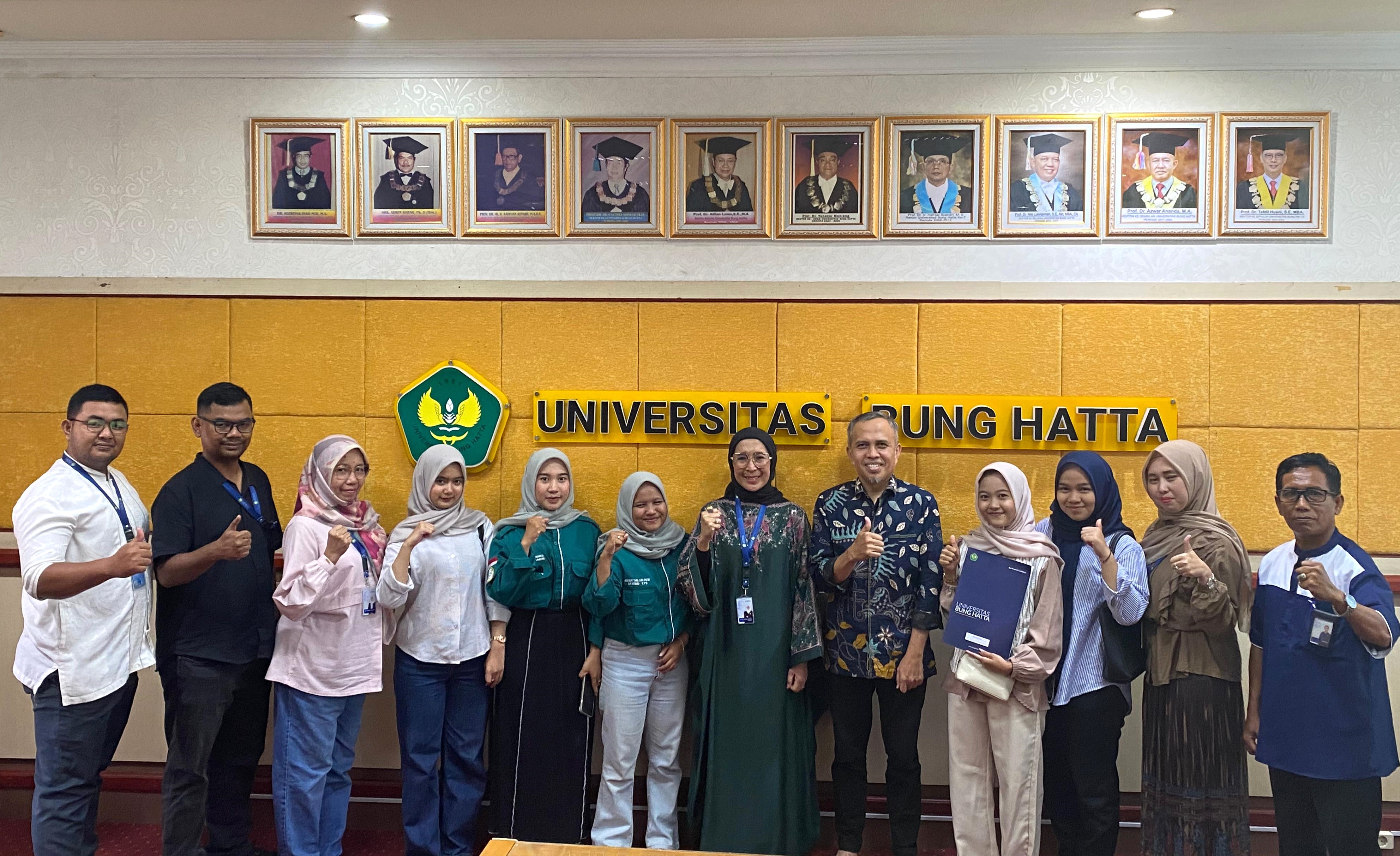 Rektor Universitas Bung Hatta, Serahkan Secara Simbolis Beasiswa VDMI 2025 Bagi 18 Mahasiswa