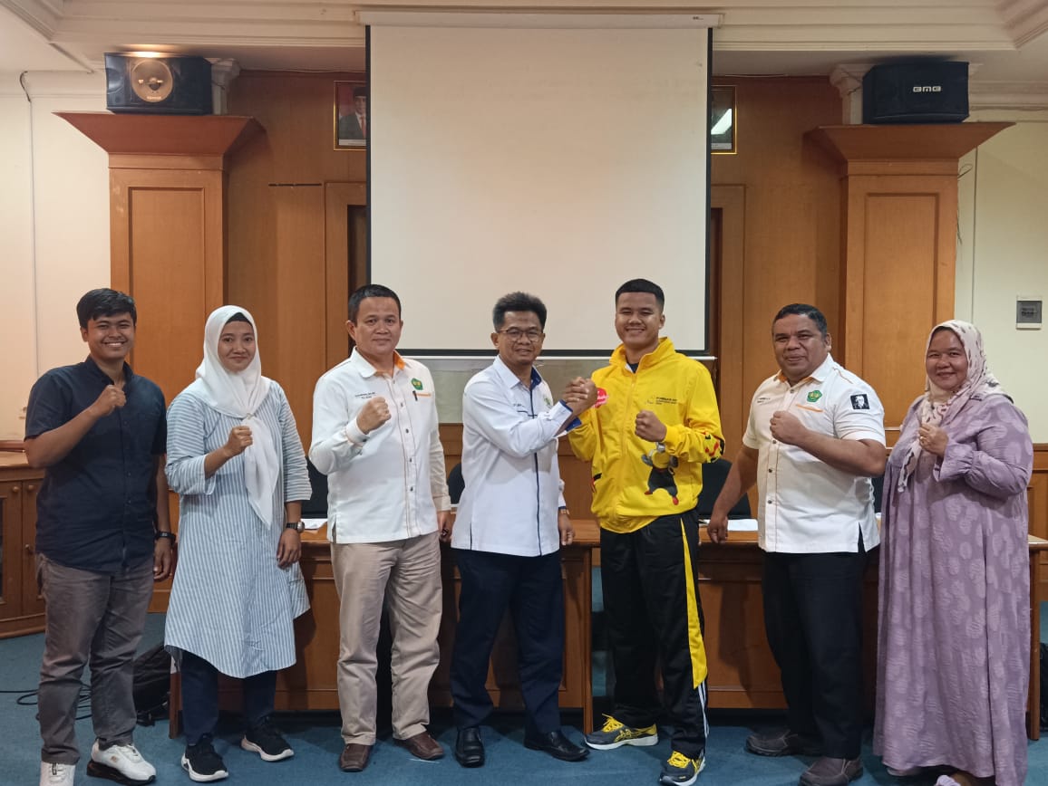 Wakil Rektor III Universitas Bung Hatta Lepas Atlet POMNas XVII