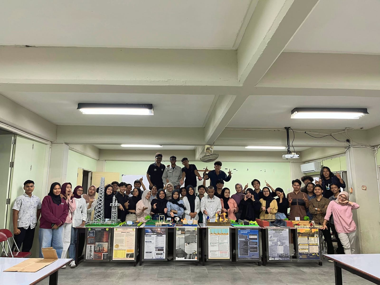 Mahasiswa Teknik Ekonomi Kontruksi Universitas Bung Hatta Tampilkan Karya Poster dan Maket Praktik Ukur Kuantitas Konstruksi